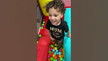 Indoor Bounce House With Ball Pit Balls 