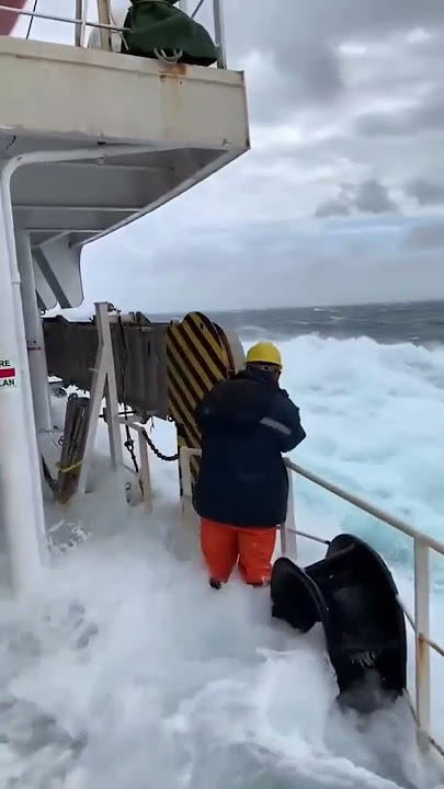 KEGANASAN BADAI DI TENGAH LAUTAN!!! #tsunami  #shortvideo