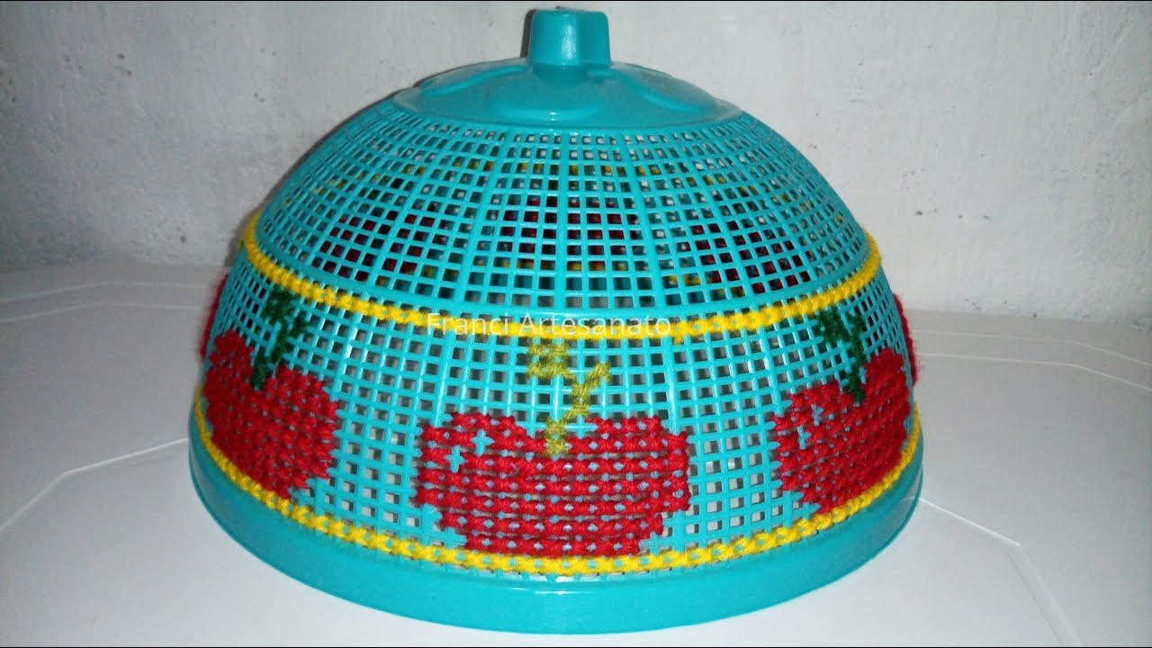 COBRIDOR COM MAÇÃ BORDADA COM PONTO CRUZ - FRANCI ARTESANATO