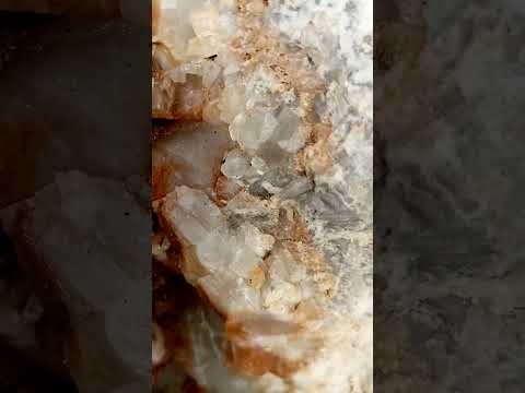 حجر كبير من الجرانيت يحتوي على قطع من كريسطالي وكوارتز