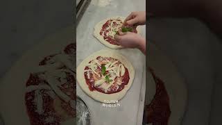 ¡Así se preparan las pizzas en Pizzeria & Trattoria al 22, en Nápoles!