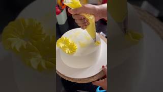 Simple cake decoration 🌼🌻💛🤍#shortsfeed #simplecakedesign