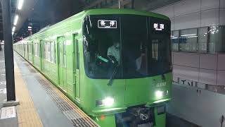 【京王電鉄・8000系2000系イメージ緑色ラッピング車各停新宿行き】発車シーン！