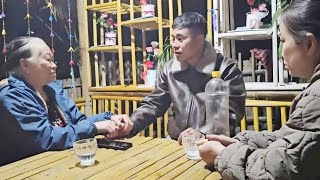 Download Lagu Suddenly, the old woman came and asked Nam about his parents, which made him very worried. MP3