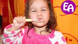 Алиса чистит зубы перед сном. Как правильно чистить зубы детям. Ребенок чистит зубы(Ребенок чистит зубы. Как правильно чистить зубы детям. Алиса чистит зубы перед сном. Узнайте, как правильно..., 2016-03-08T05:11:14.000Z)