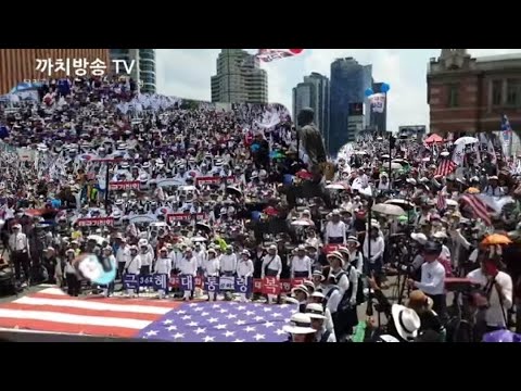 서울역에 걸린 문 퇴진 그림 | 흩어진 태극기 8.15 통합 집회 전격 선언 | 홍문종 공동대표 | 우리공화당 당원들 앞에 <strong>큰절</strong> 감동 | 2019.8.10