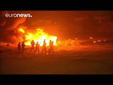 Tear gas &amp; stone throwing: Violent clashes in Calais &#039;Jungle&#039; night before evacuation