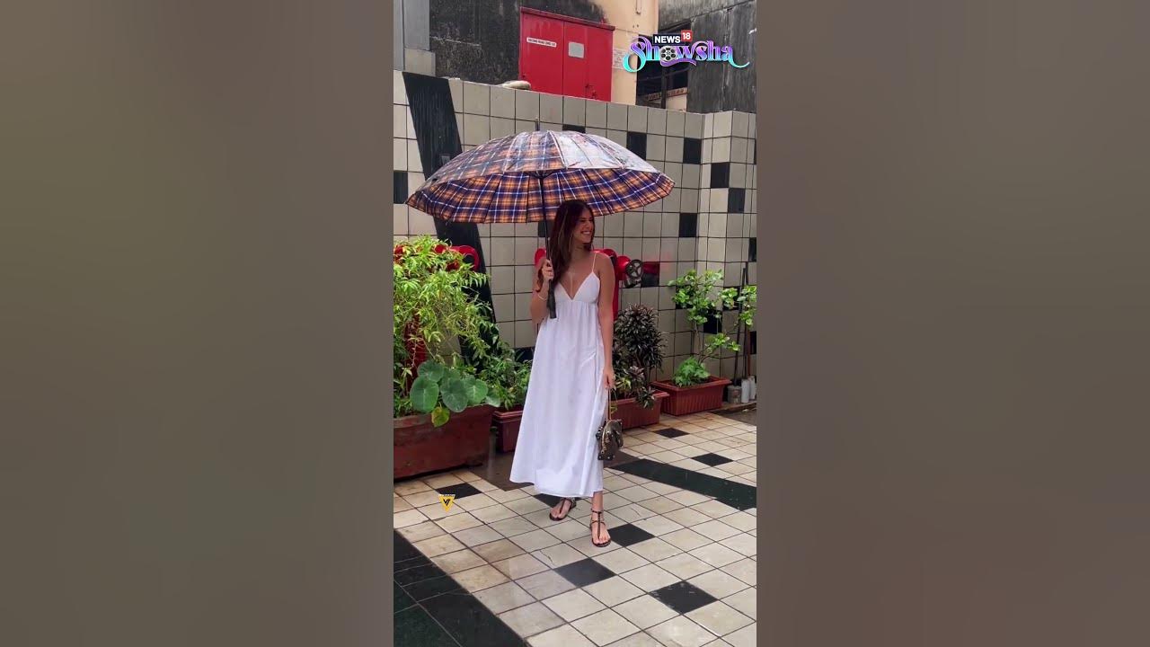 Actress Tara Sutaria Steps Out With Beautiful Umbrella During Rains In Mumbai | #Shorts #viral - YouTube