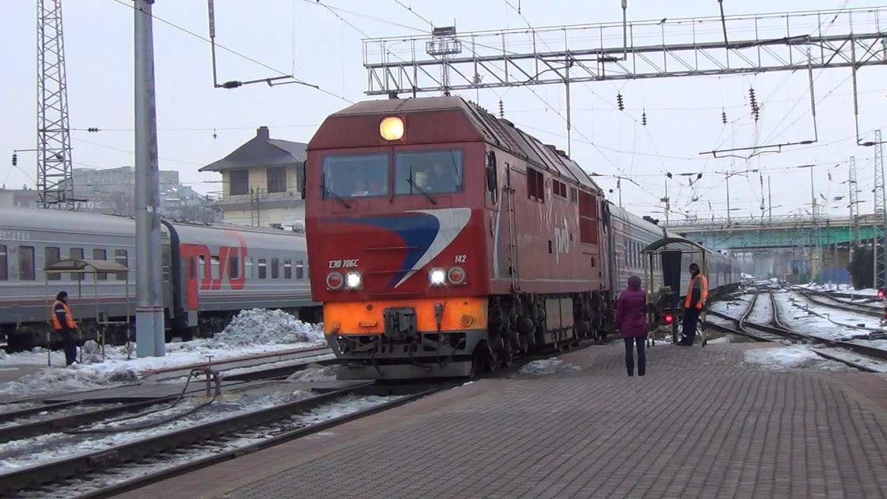 Поезд ростов сальск. Поезд тэп70бс 142. Тэп70бс с грузовым поездом. Тэп70 станция Ростов главный. Тэп70бс с двухэтажным поездом.