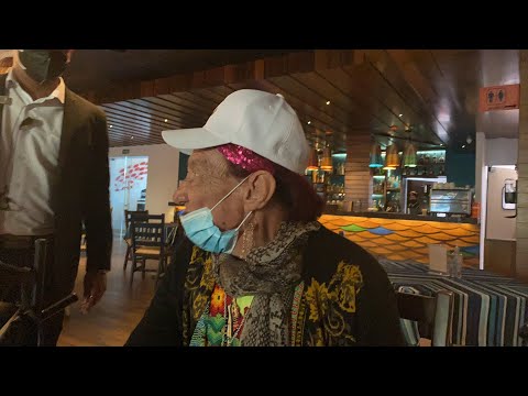 La gilbertona comiendo