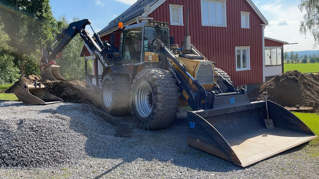 Huddig snyggar till vid husväggen