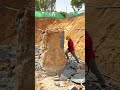 عامل يكسر الصخور والخرسانة بآلة حفر قوية 