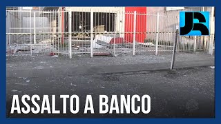 Criminosos fortemente armados explodem agência bancária em Salvador (BA)