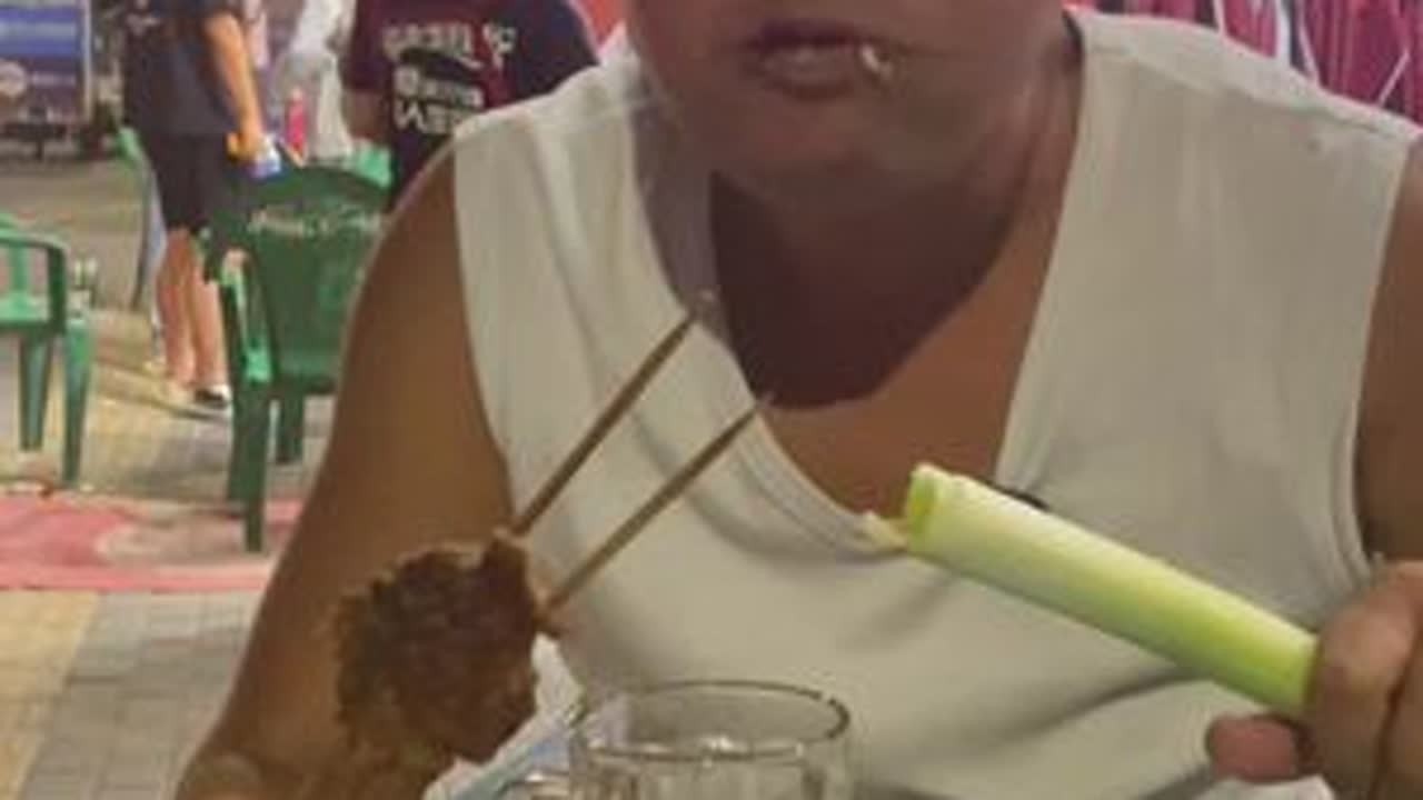 并不是所有的家庭在暑假的时候都可以带着孩子去旅游