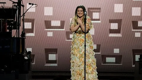 ✅  Garth Brooks got emotional as Kelly Clarkson belted out an incredible rendition of his 1989 song