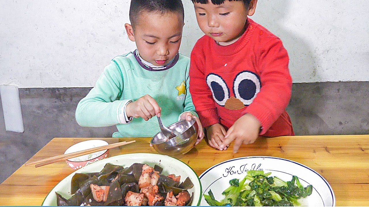 寶寶不要奶奶喂飯，卻要讓小哥哥喂，這畫面暖心了 | The baby doesn't want to be fed by grandma, but by his little brother