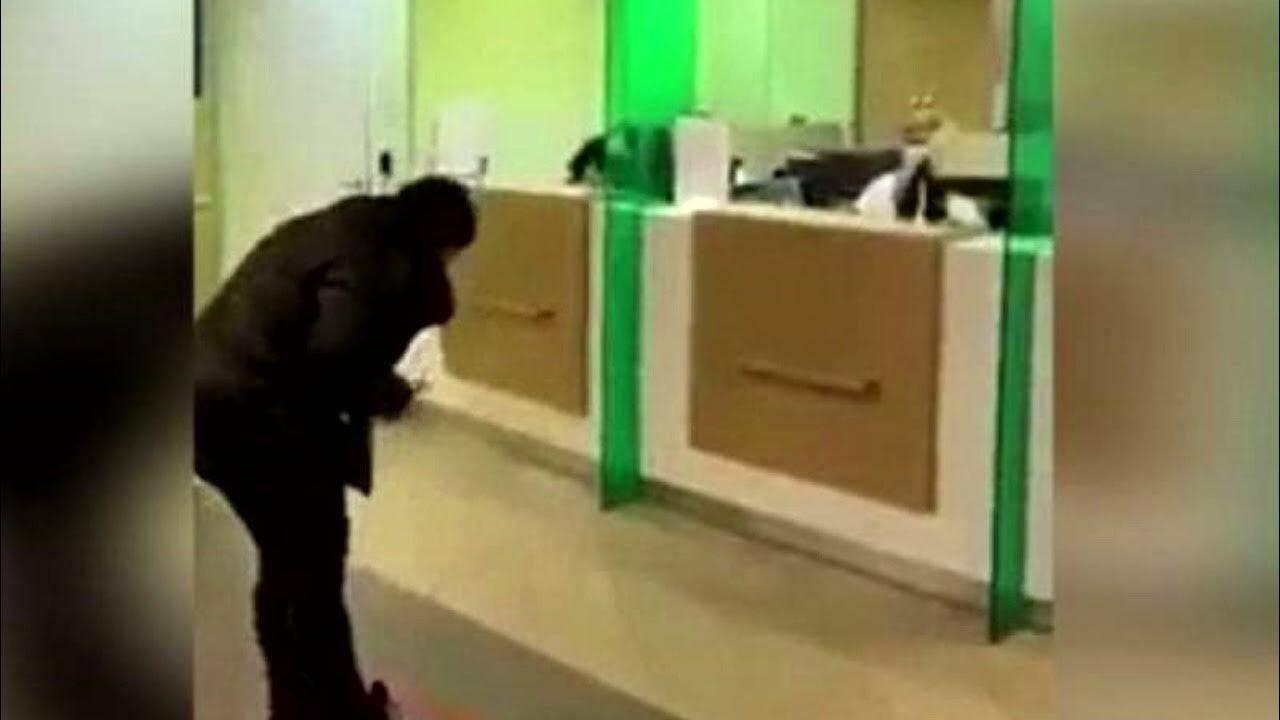 Кидает банку. Кидает банку. Кидают в банки. Кидает банку. Мусор из окна машины.