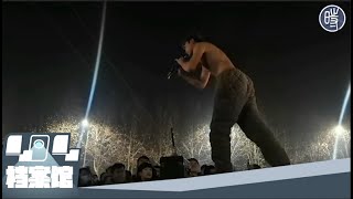 【CDTV】河南鹿邑掀翻警车事件发生后,民众继续燃放烟花,一男子站在私家车车顶吹唢呐,网友:“这是真杠上了”