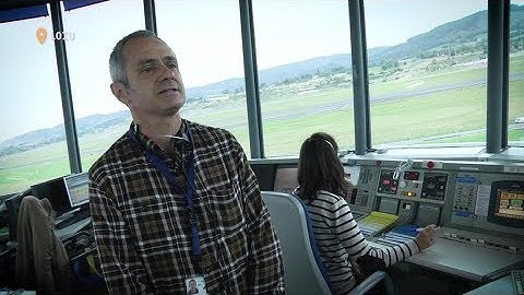 Así trabajan en la torre de control del aeropuerto de Bilbao