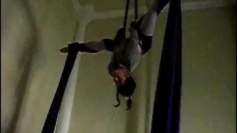 Aerial Tissu: Straddle Slide Drop