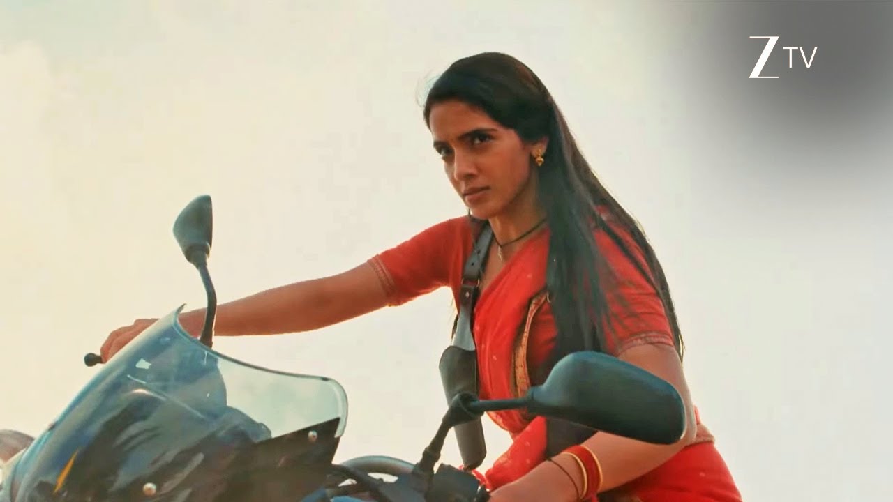 Jagadhatri | Jagadhatri ne waqt par pahunchkar bachaayi Gunjan aur Rekha ki jaan.