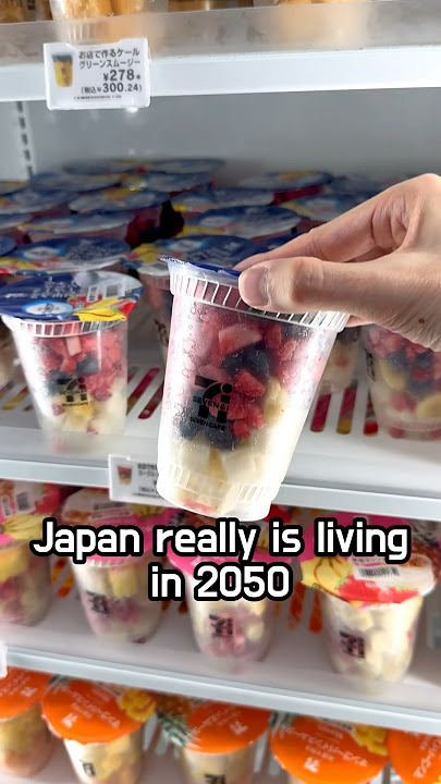Smoothie-making robot at 7 Eleven in Japan pt.2 🫐🍓 #japan #tokyo #mukbang