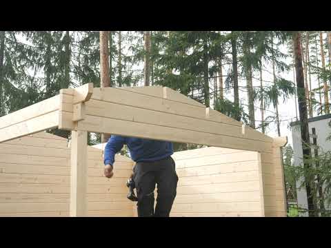 Montaje de una casa de madera en un día