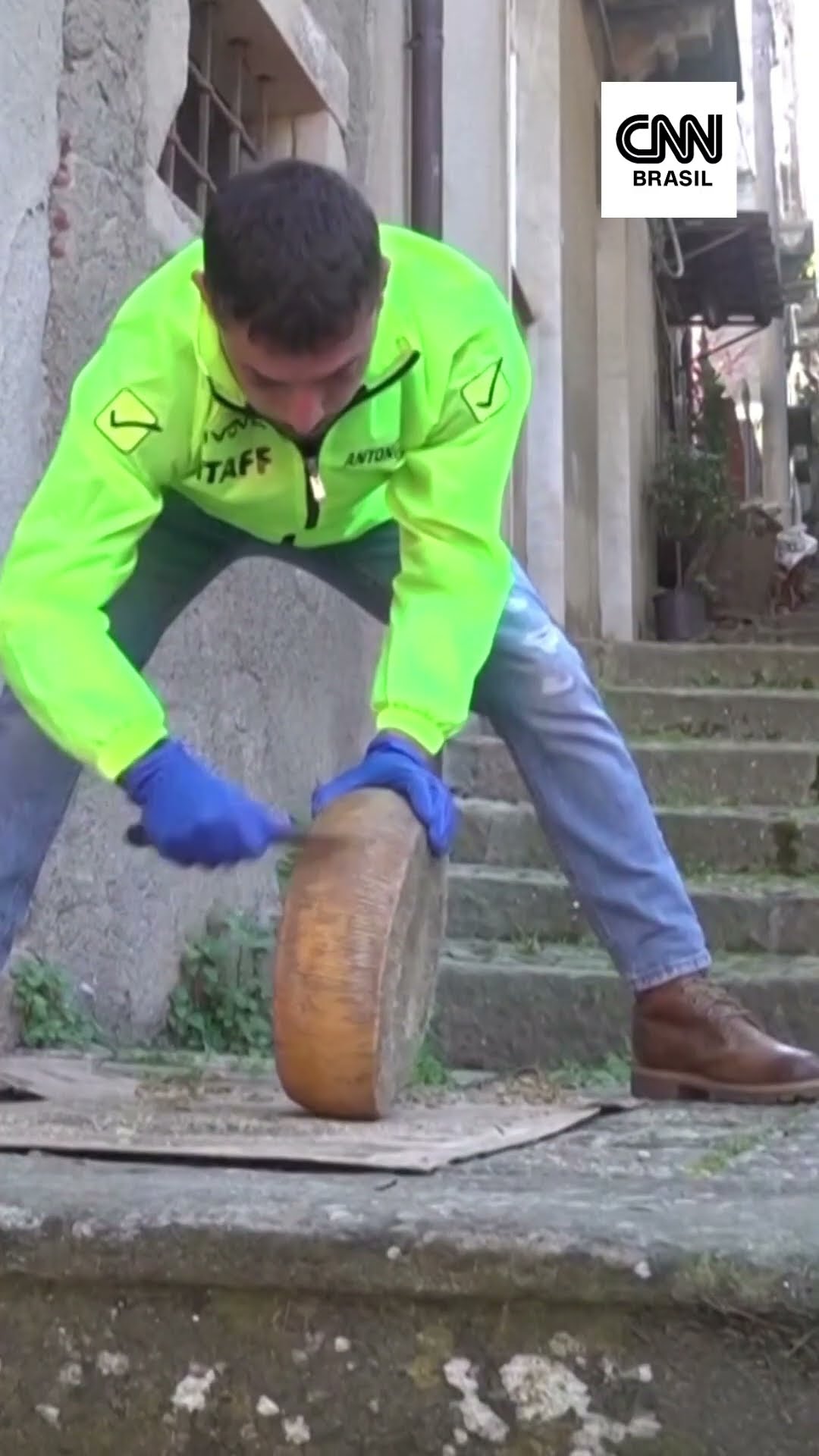 Arremesso de queijo: vila italiana comemora tradição centenária de Carnaval