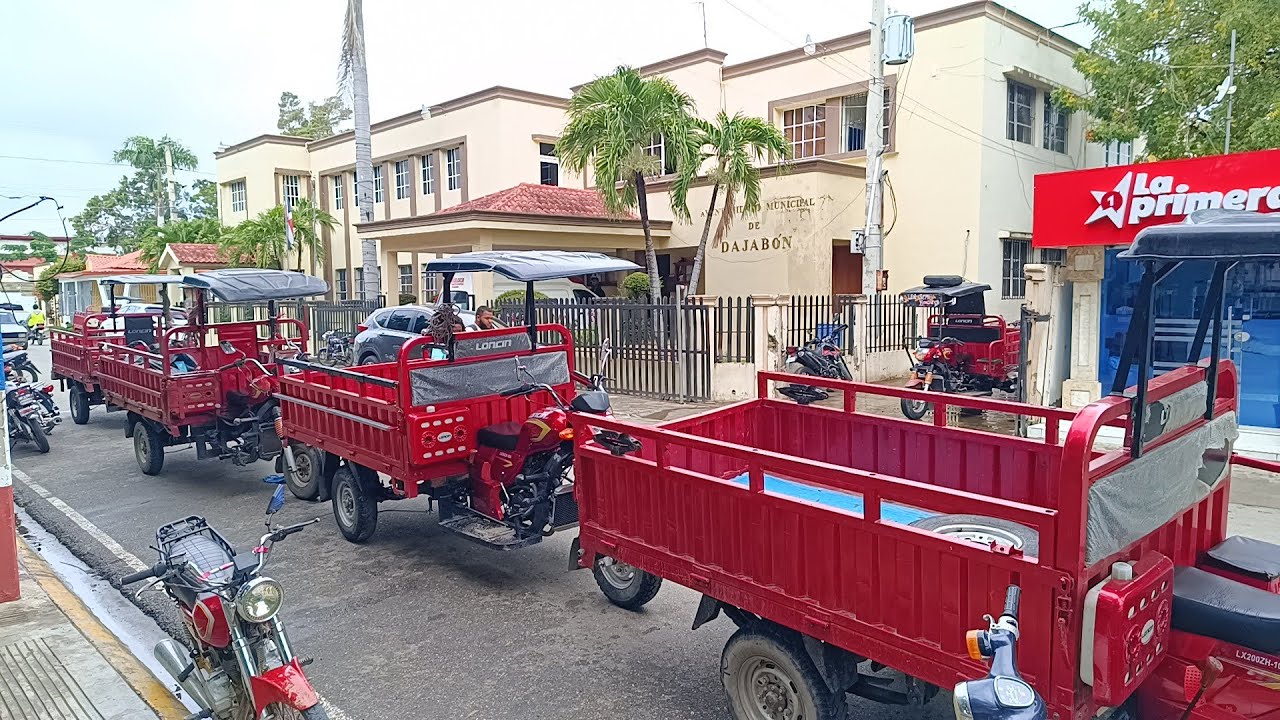 Haitianos acuden a regularizar motores de tres gomas tras medidas de la alcaldía de Dajabón 