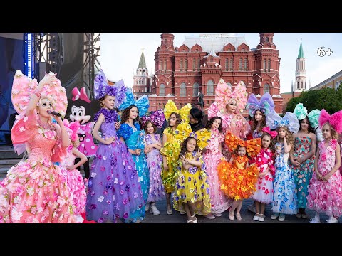 Видео: Дизайнер Таня Тузова. Показ цветочных платьев. День города. Красная площадь. Барби мир.