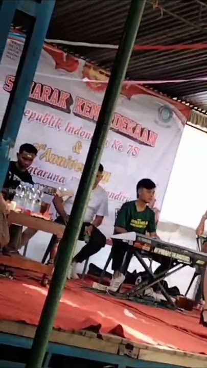 detik detik penyanyi jatuh dari panggumg!!😁