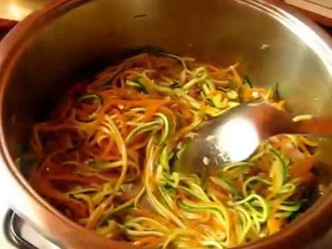Spaghetti di riso alle verdure croccanti.