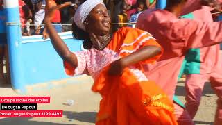 Wouch manman gadon prestasyon pile fey nan lakou vila kay papa vodou a, pran sanw pou gadel