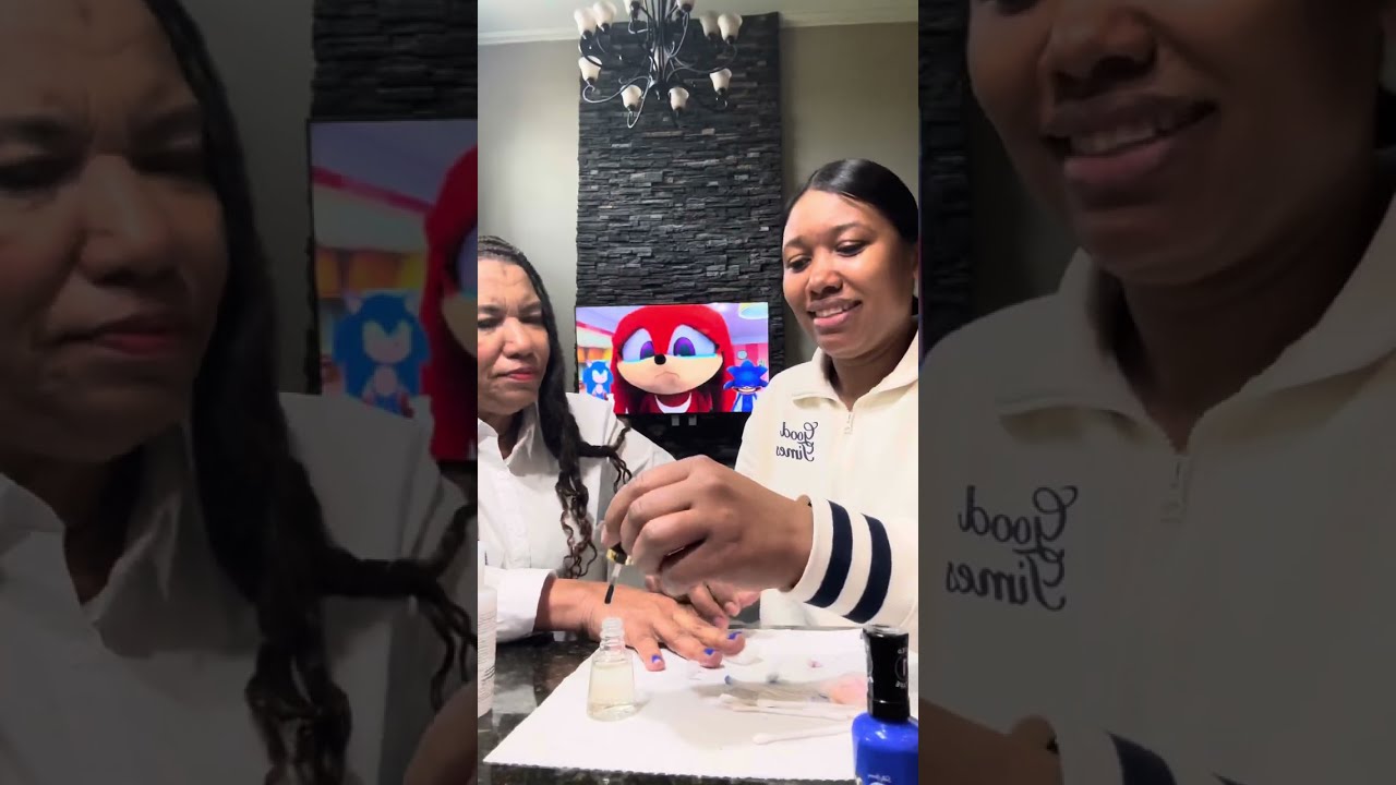 Le pinto las uñas a mi mamá Mora aún sabiendo que no sé pintar uñas 💅😭😭. Qué tal me quedaron ?