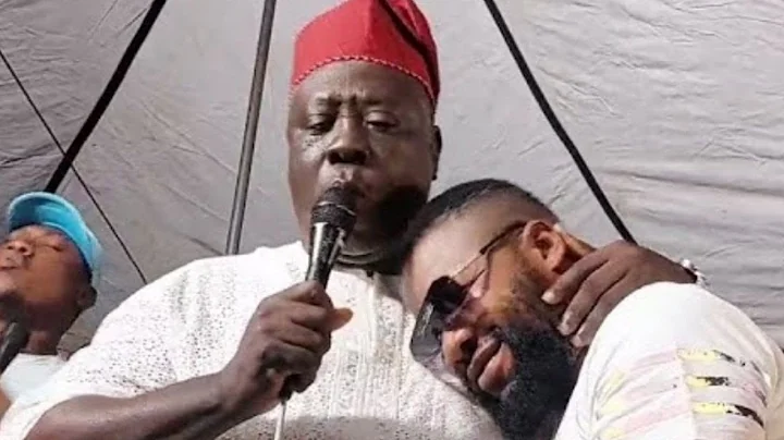 EMOTIONAL MOMENT KOKO ZARIA BURST INTO T€ARS ON STAGE AT MC OLUOMO'S BIRTHDAY PARTY
