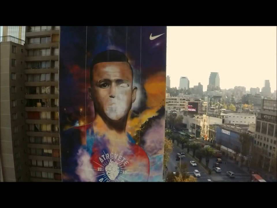 ナイキcm がカッコよすぎる 南米チリのストリートにサッカー選手のスプレーアート Youtube