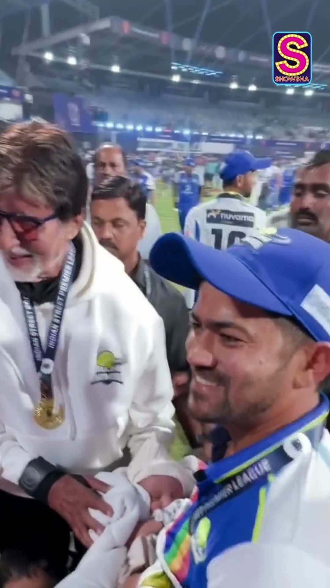 Amitabh Bachchan Melts Hearts At Ispl With His Adorable Interaction With Little Fans! | N18S