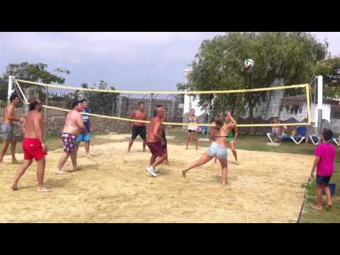 Vídeo: Voleibol De Playa Con Calor De Verano