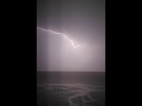 Эффектная молния над Черным морем (смотреть со звуком)