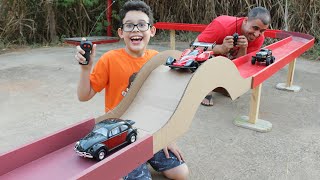 LUCAS E PAPAI BRINCAM DE CARRINHO DE CONTROLE REMOTO 