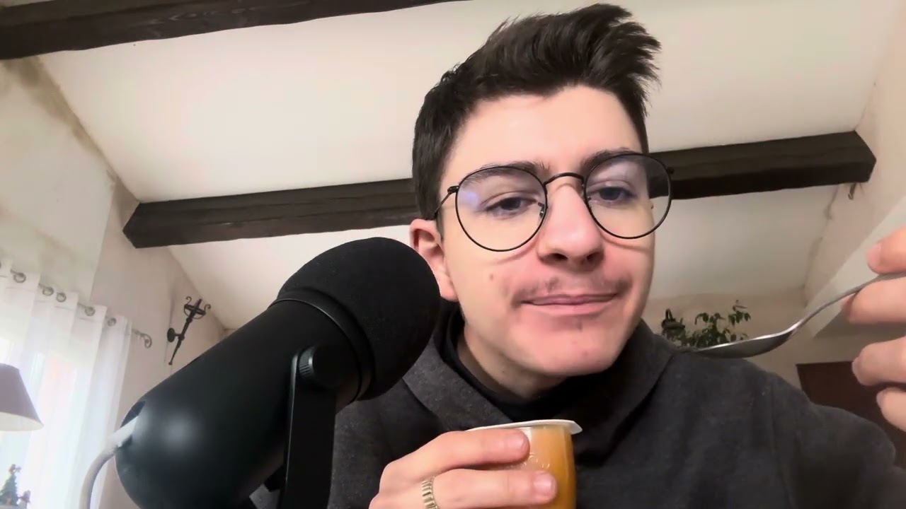 Je mange une compote à la mange en ASMR 