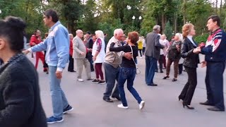 ДЕВОЧКА-УМНИЧКА! ТАНЦЫ В ПАРКЕ ГОРЬКОГО ХАРЬКОВ ПРИЯТНЫЕ ВОСПОМИНАНИЯ