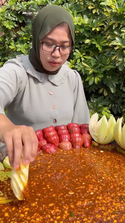 Ngiler banget liat kakaknya nyocol bumbu rujaknya 🤤🤤 #rujak #rujakbuahsegar #rujakan #bumburujakenak