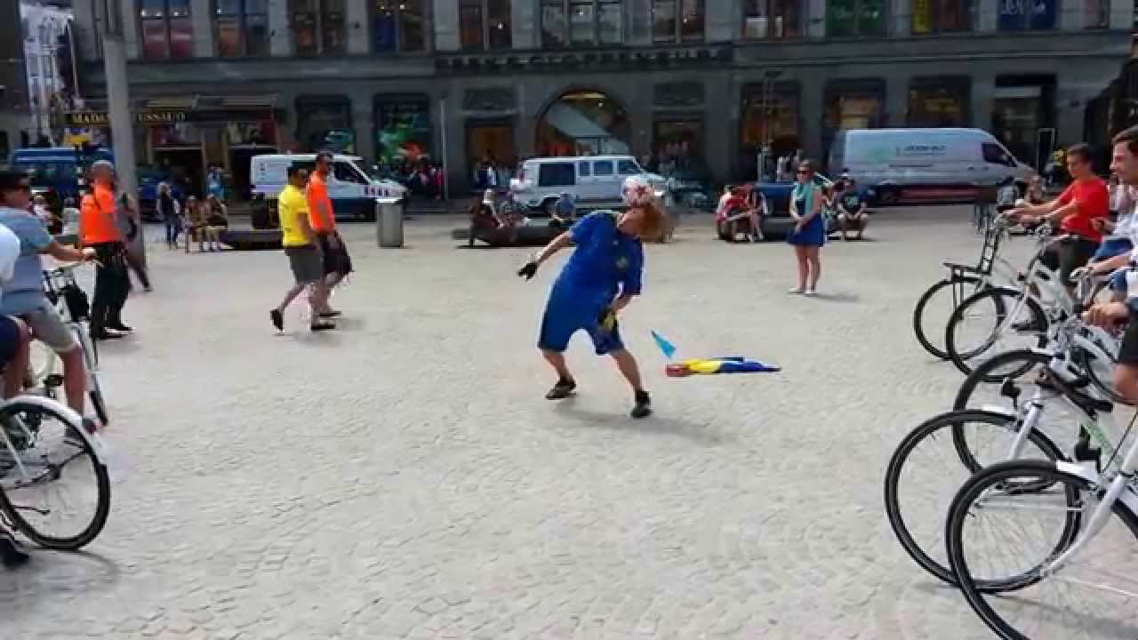 Ukrainian freestyle soccer player in Amsterdam's Dam Square