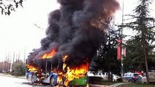 Tưới xăng đốt xe khách vì bị bạn nhậu thách thức