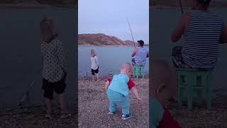 Фото папа круто рыбачит #играем #shorts_video#крутая рыбалка #семейный блог