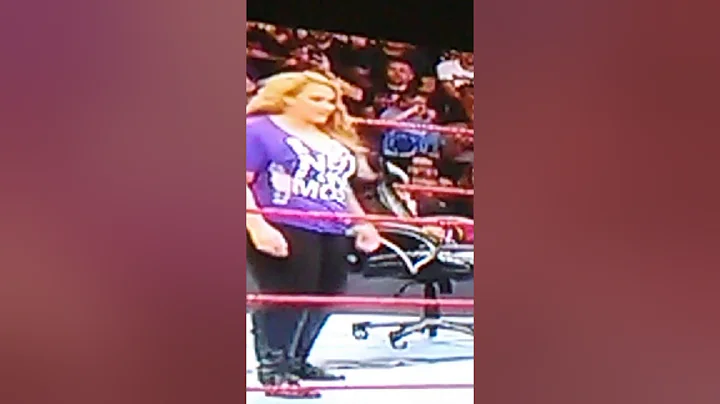 Ronda rousey  put  nia jax  in the armbar