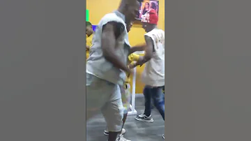 Kushawaka Tayari Asake Wabongo Akiimba Aviola Bonge Ladada Kibati Cha Uruguai Ni Balaaa 