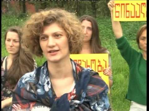 ხმაური სასამართლოსთან - ბრალდებულის ნათესავები დაზარალებულის მხარდამჭერებს დაუპირისპირდნენ