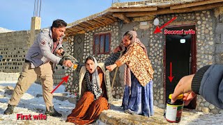 Download Lagu Husband's decision: Forcing his first wife to take pills prescribed by a psychiatrist MP3